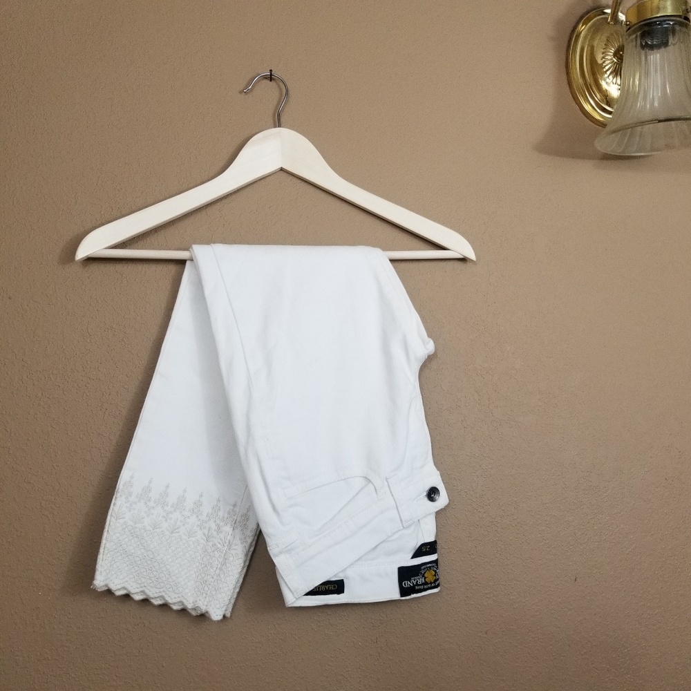 Lucky Brand || white embroidered Charlie capri